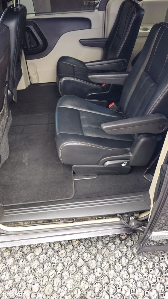 Chrysler Town & Country 3.6 Limited - 18