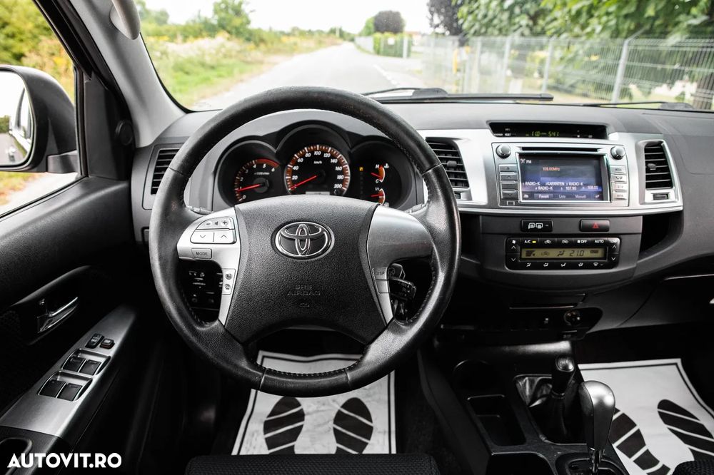 Toyota Hilux 4x4 Cabina Dubla Style+ - 6