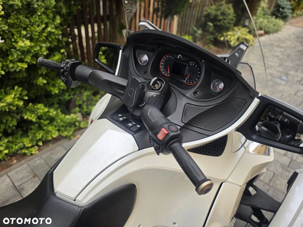 Can-Am Spyder - 10
