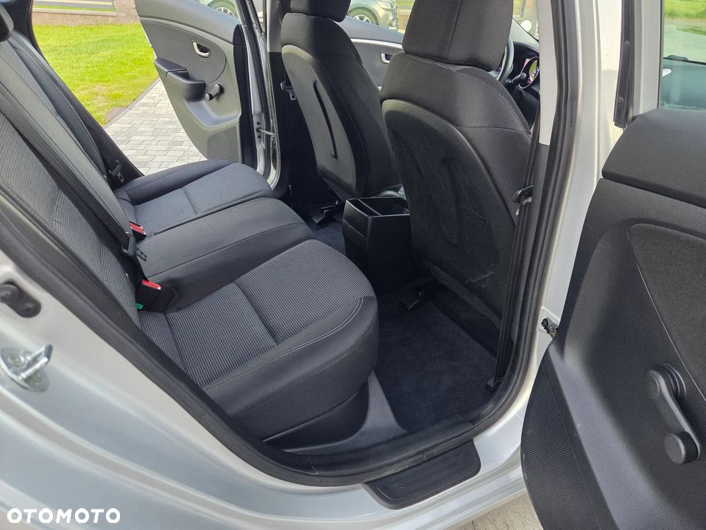 Hyundai i30 blue 1.6 CRDi Trend - 16