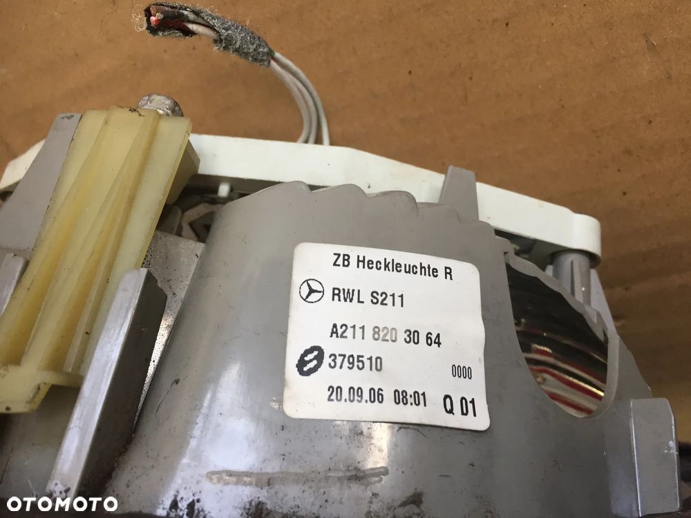MERCEDES E KLASA W211 06R KOMBI LAMPA PRAWA W KLAPĘ A2118203064 - 3