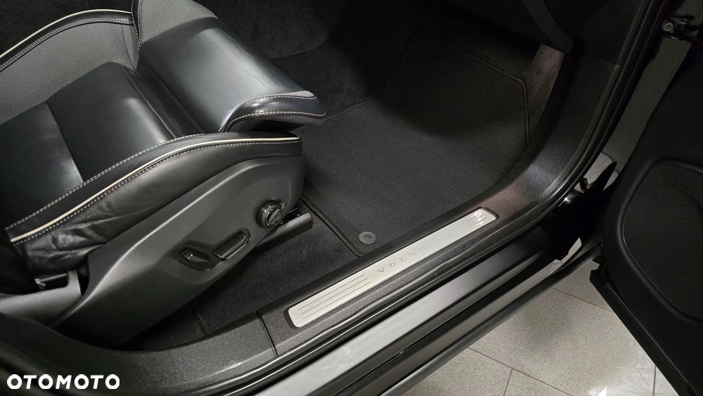 Volvo XC 60 B4 D Plus Dark - 20