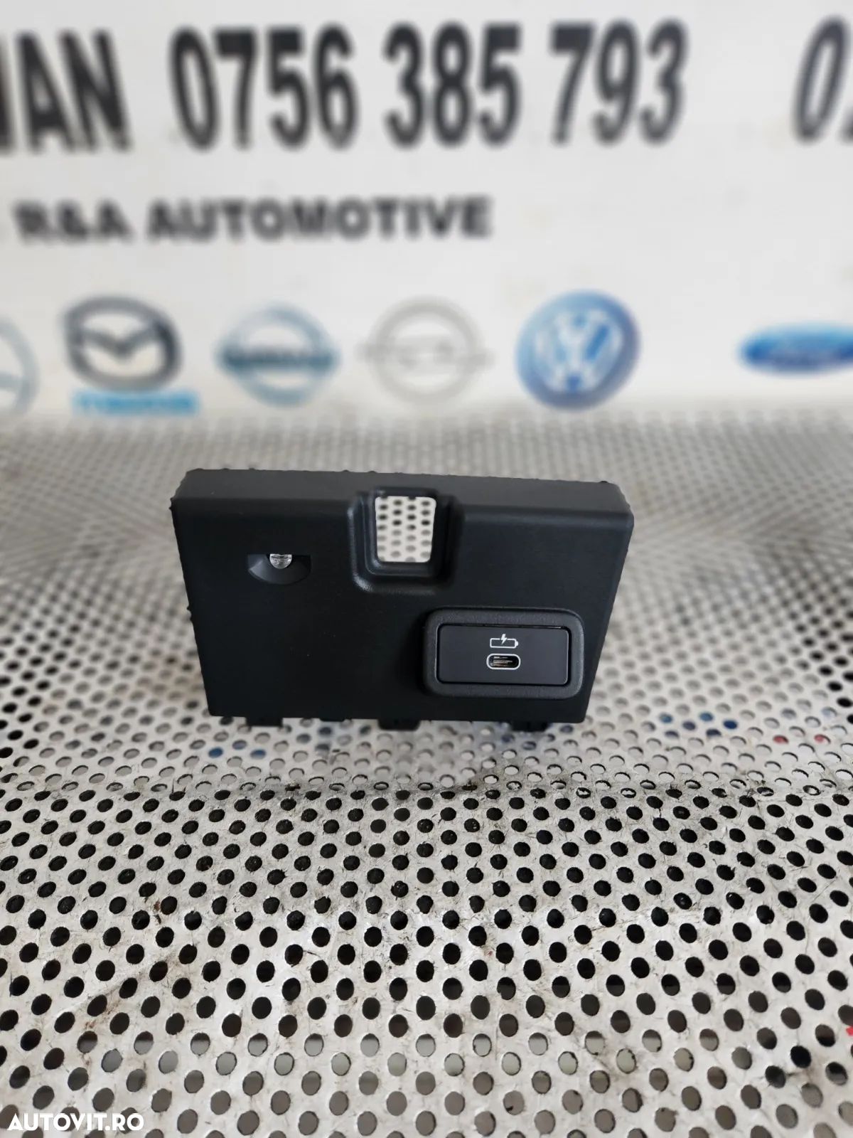 Priza Modul Auxiliar Incarcator Tip C Bmw Cod 8711940 Dezmembrez Bmw M2 240I G42 B58B30B - Dezmembrari Arad - 1