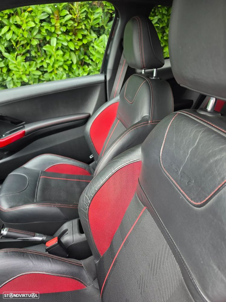 Peugeot 208 GTI 200 THP - 17