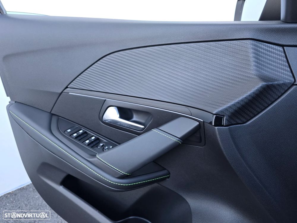 Peugeot e-208 GT - 37