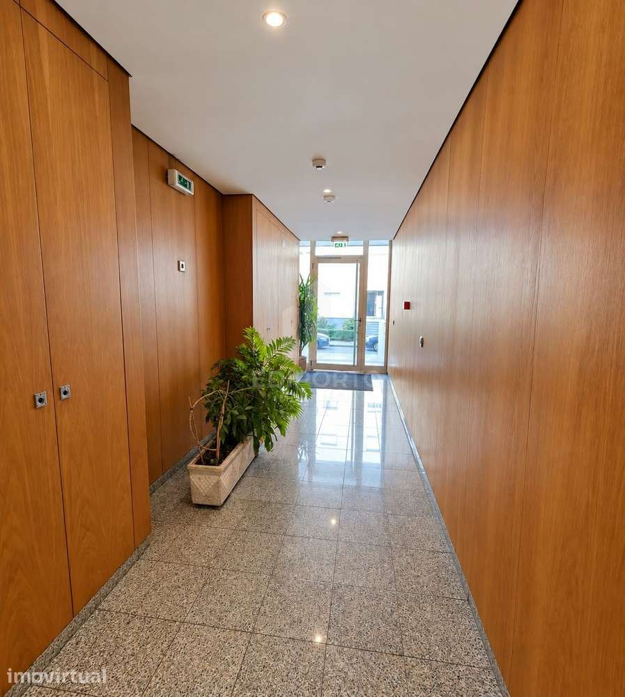Apartamento T2 com Terraço, Arrumo e Garagem nos Caulinos - Grande imagem: 2/15