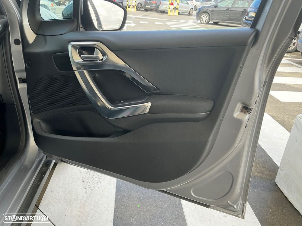 Peugeot 2008 1.2 VTi Allure - 4