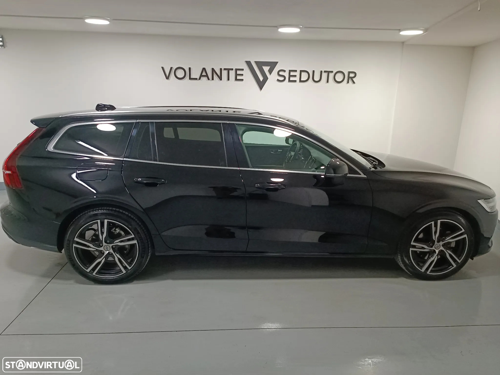 Volvo V60 2.0 B4 Plus Dark Auto - 19