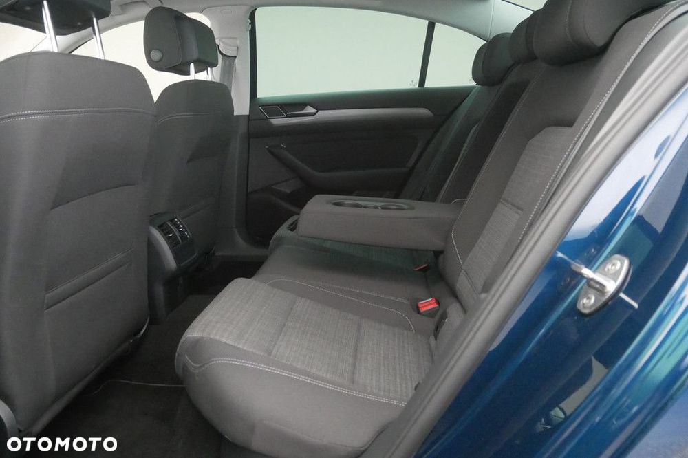 Volkswagen Passat - 15