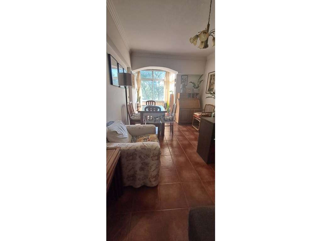 T3 com garagem e arrecadação na Estrada Portela em Carnaxide - Grande imagem: 3/21