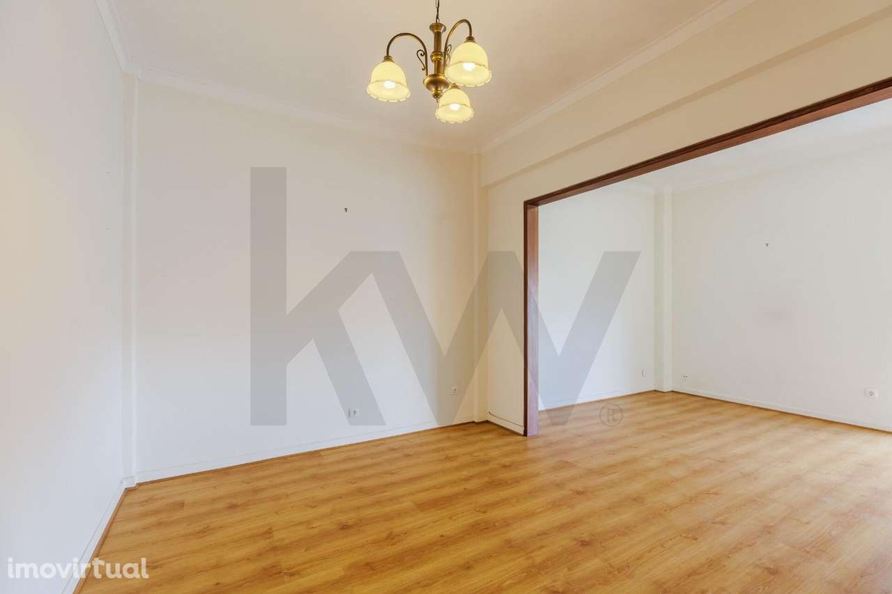 T2 no Centro de Carnaxide com Vista Desafogada e Excelente Potencial d - Grande imagem: 5/40