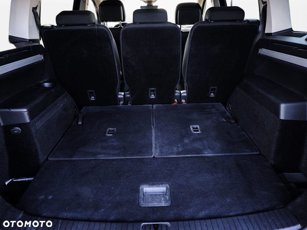 Volkswagen Touran - 33