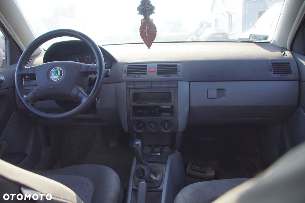 Auto na części - Skoda Fabia I 1.2 12V 64 KM AZQ GSB LF5K 2004R Silnik Skrzynia Błotnik Drzwi Szyba Lampa Lusterko Klapa Maska Deska Kokpit Sterownik Moduł Czujnik Licznik - 15