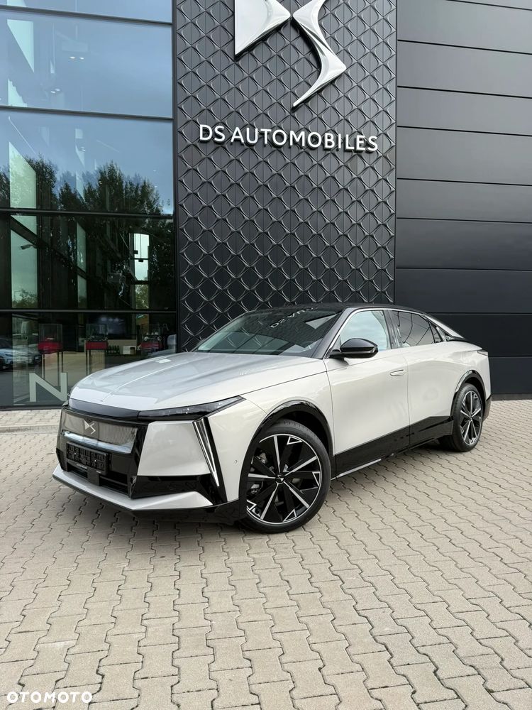 DS Automobiles N°8