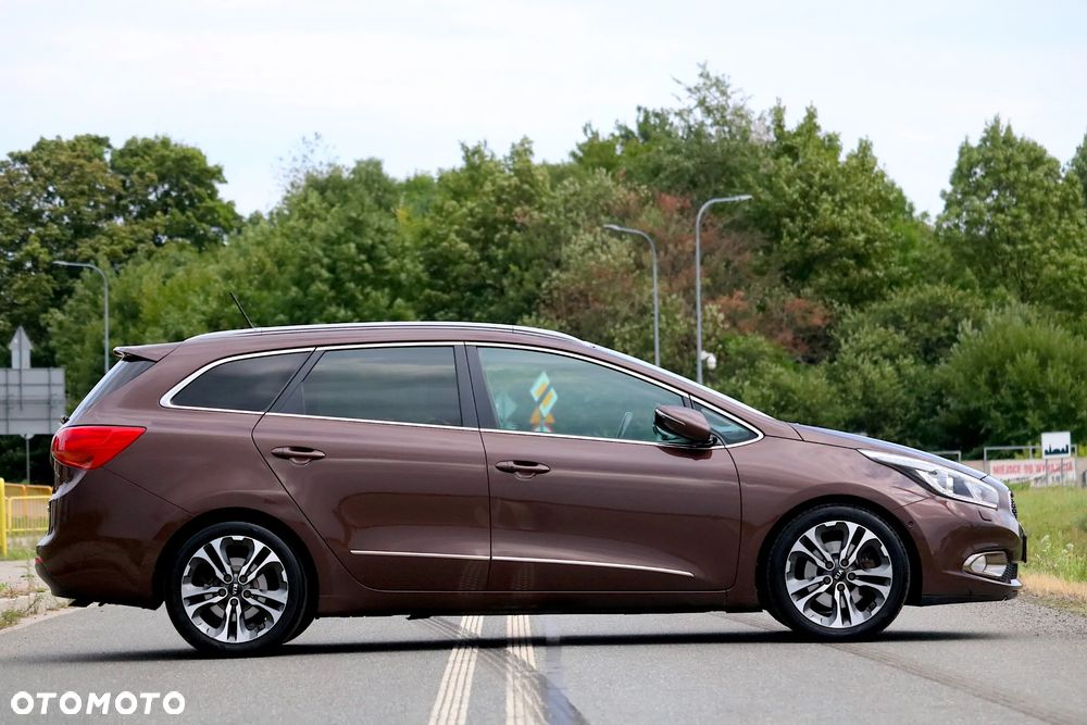 Kia Ceed 1.6 CRDi 128 Fifa World Cup Edition - 4