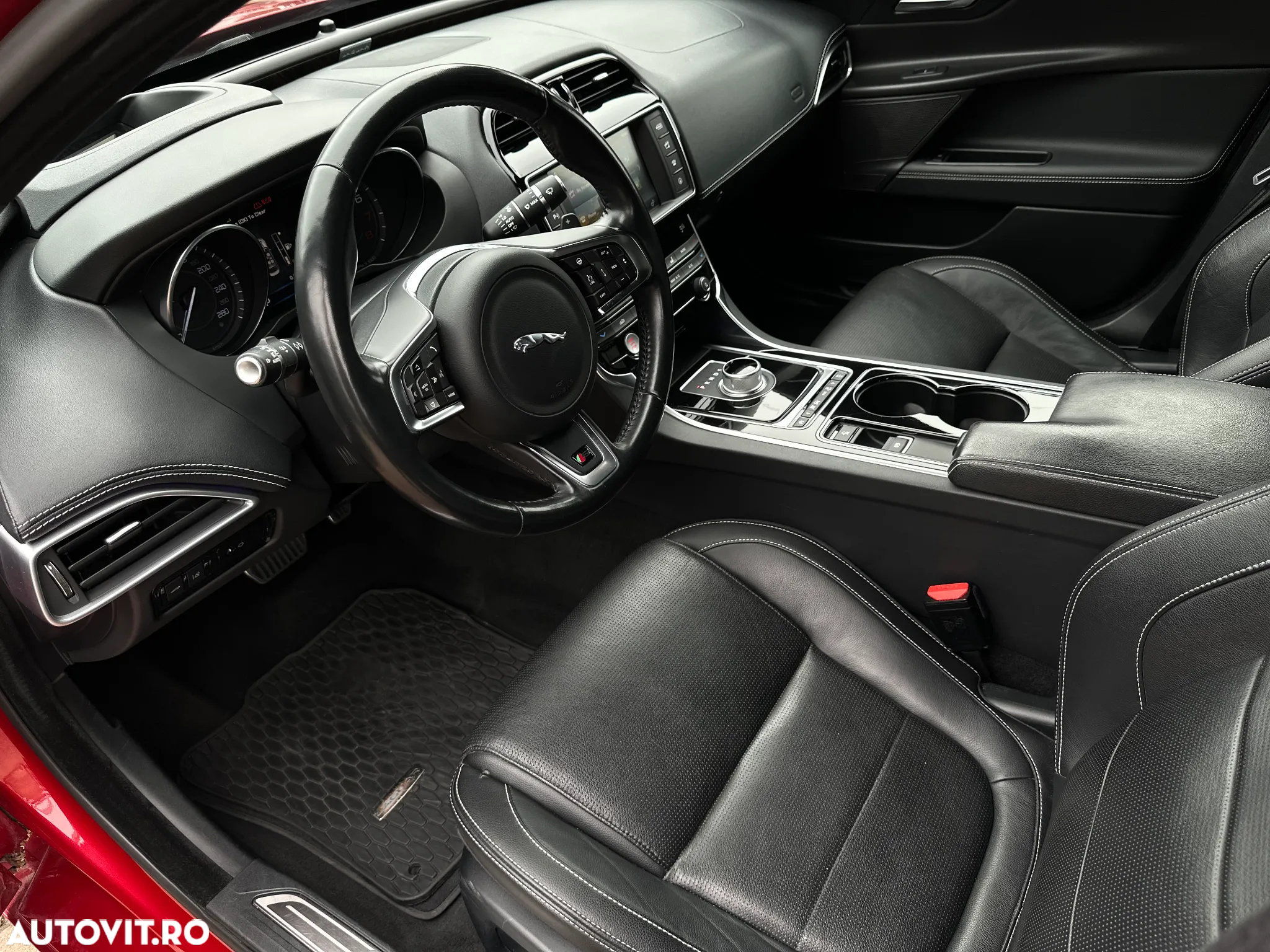 Jaguar XE RWD S - 25