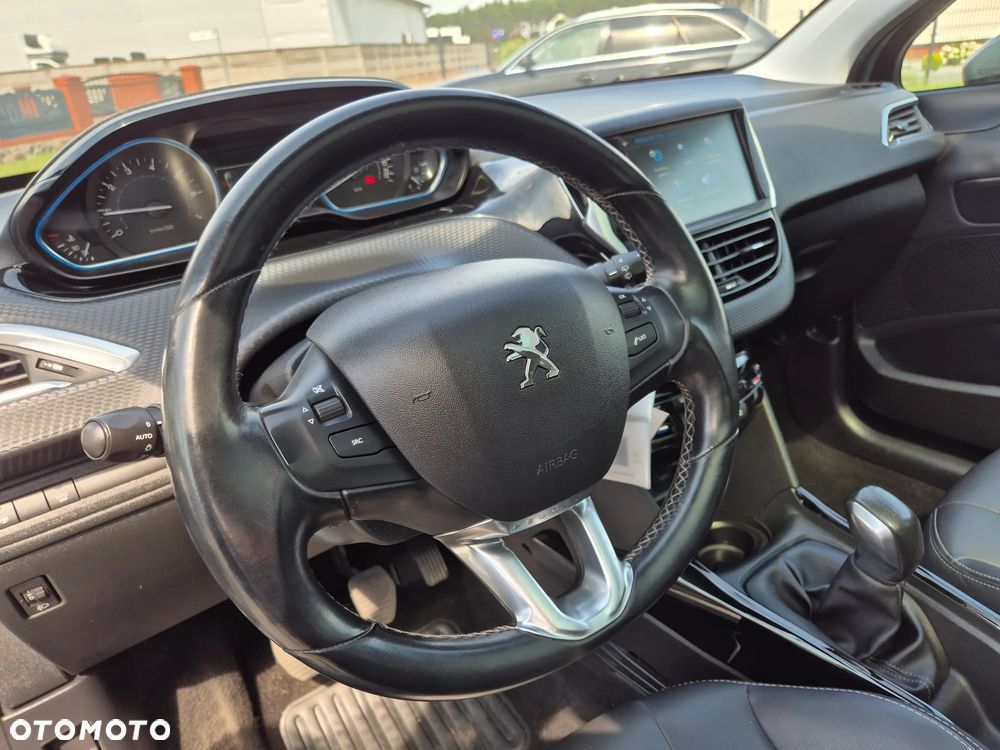 Peugeot 2008 1.2 Pure Tech Allure S&S - 17