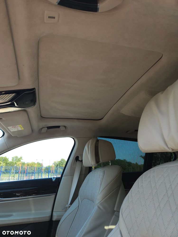 BMW Seria 7 750i xDrive - 32