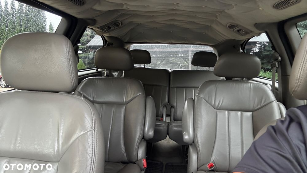 Chrysler Town & Country - 7