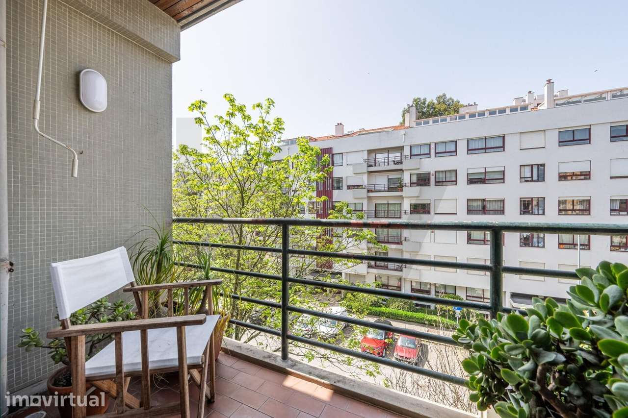 Apartamento T3 com duas varandas na R. S. João Brito - Pinheiro Manso - Grande imagem: 3/28