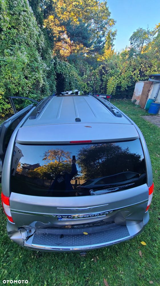 Chrysler Town & Country - 16