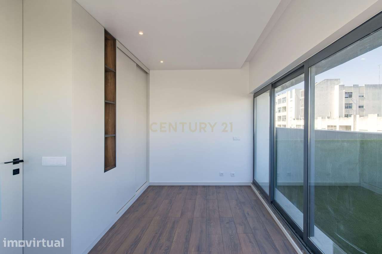 Escritorio transformado num Luxuoso T1 centro da cidade - Grande imagem: 2/12