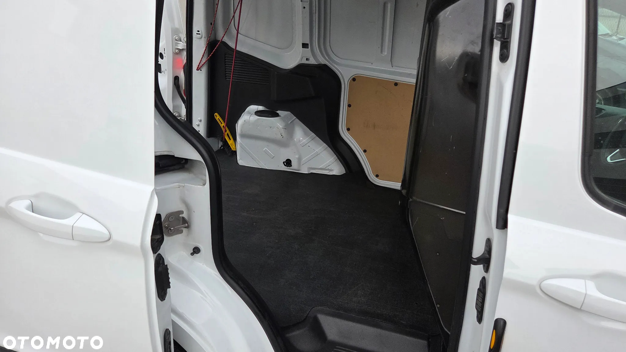Ford Transit Courier - 13