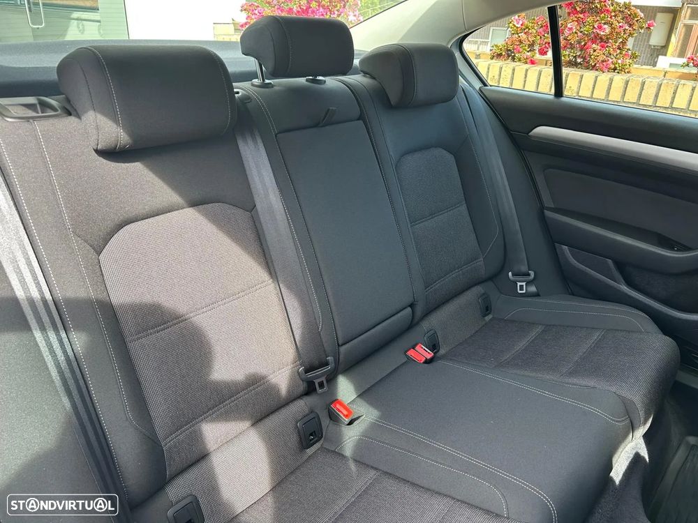 VW Passat 1.6 TDI Confortline - 23