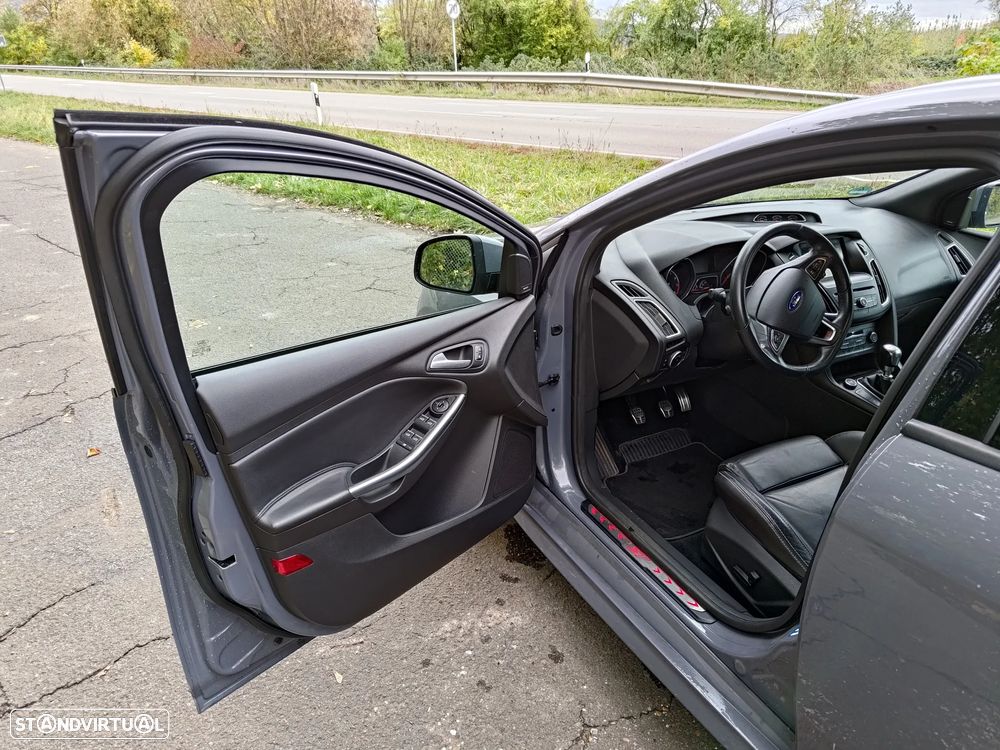 Ford Focus 2.0 EcoBoost ST c/ Pack Pele Desportiva - 15