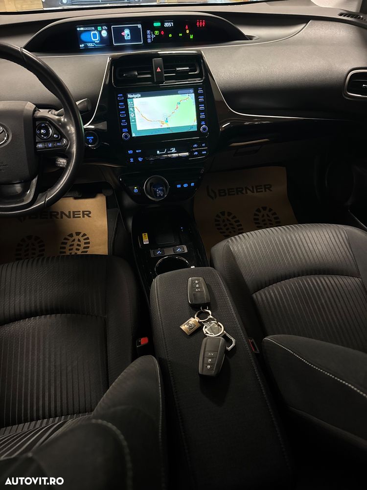 Toyota Prius Hybrid Solar - 28