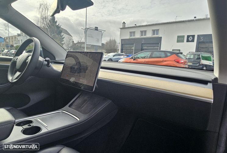 Tesla Model Y Long Range Dual Motor AWD - 3