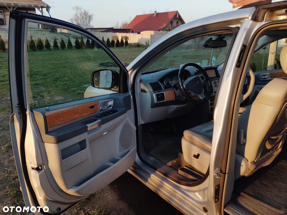 Chrysler Town & Country - 13