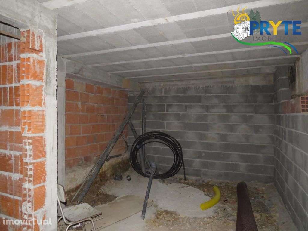 Imóvel em fase de recuperação situado na Sobreira Formosa - Grande imagem: 4/11