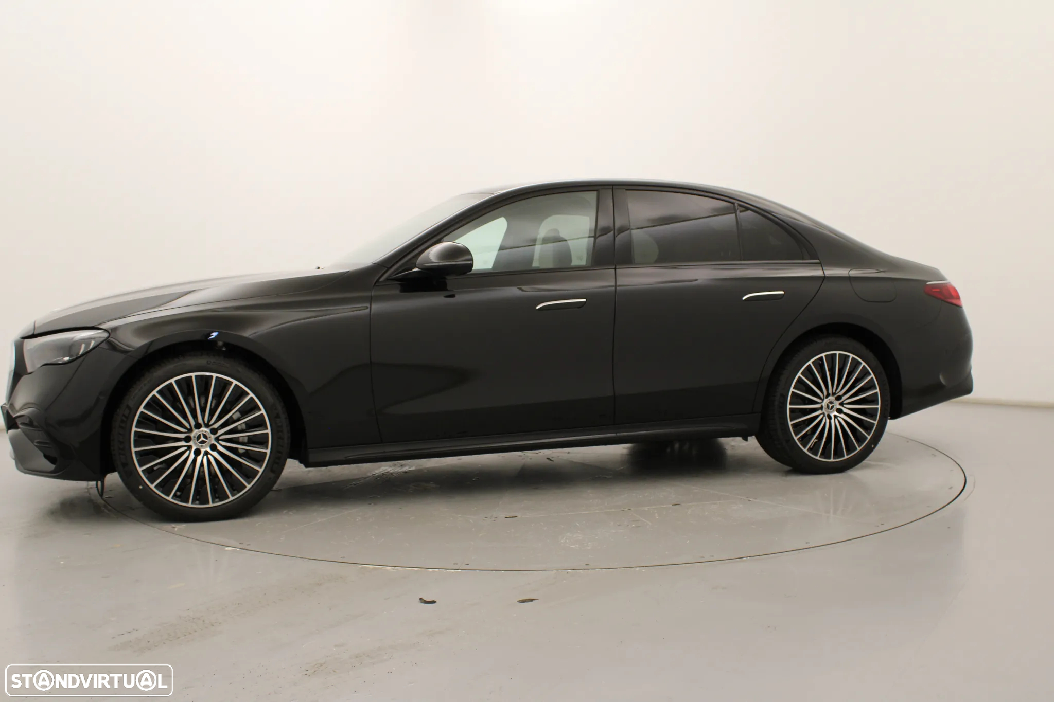 Mercedes-Benz E 300 Standard - 13