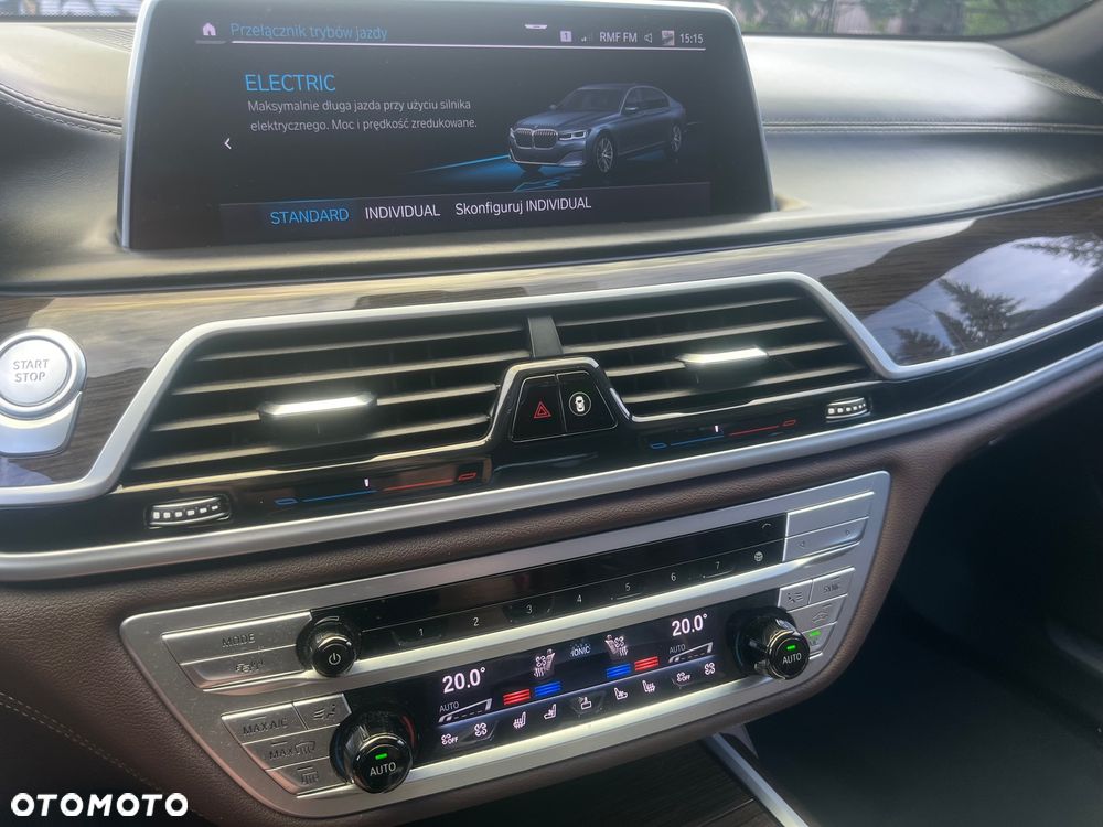 BMW Seria 7 745e - 32