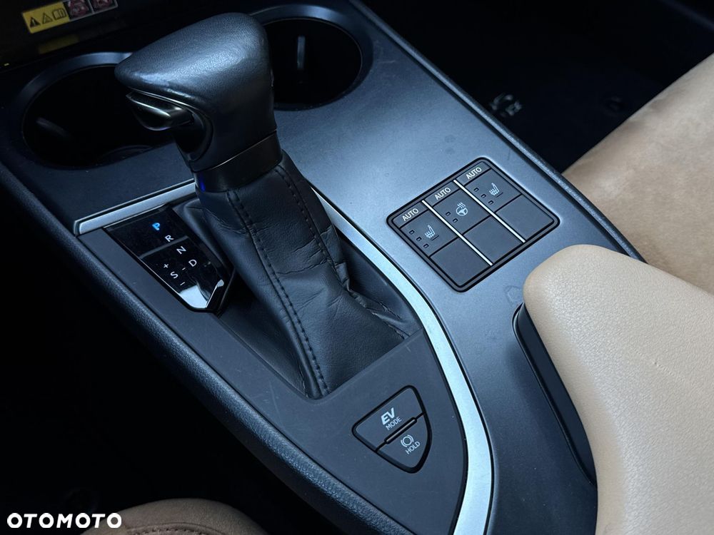 Lexus UX 250h GPF Business 2WD - 27