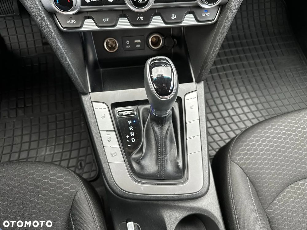 Hyundai Elantra 1.6 Comfort Premiere - 16