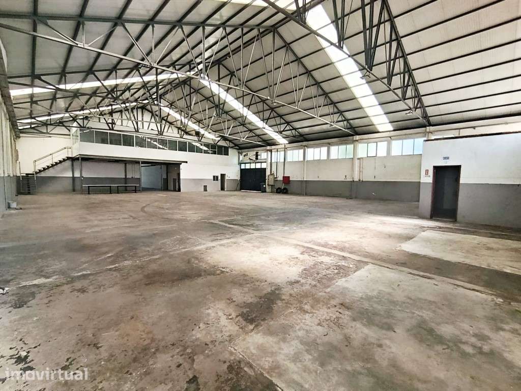 Armazém com showroom e logradouro - Grande imagem: 3/34