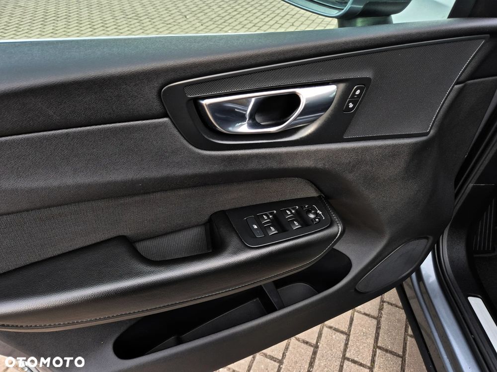 Volvo XC 60 B4 D AWD Geartronic Momentum Pro - 39