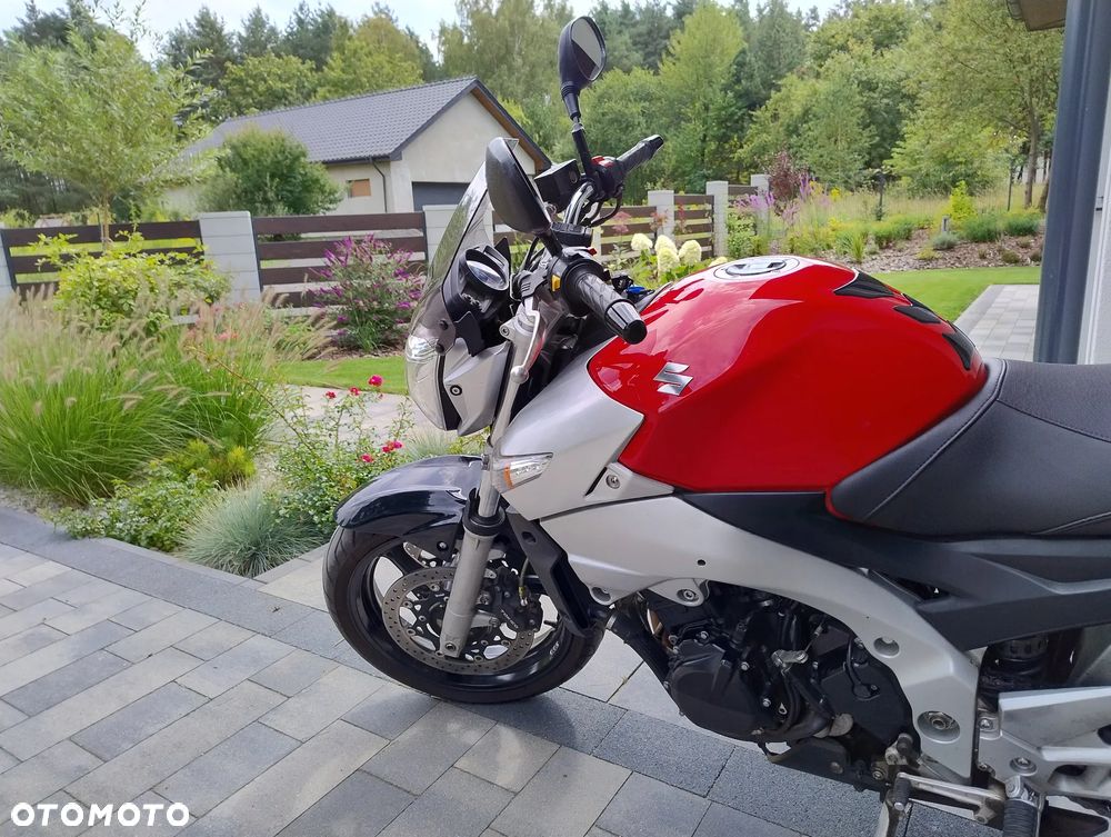 Suzuki GSR - 6