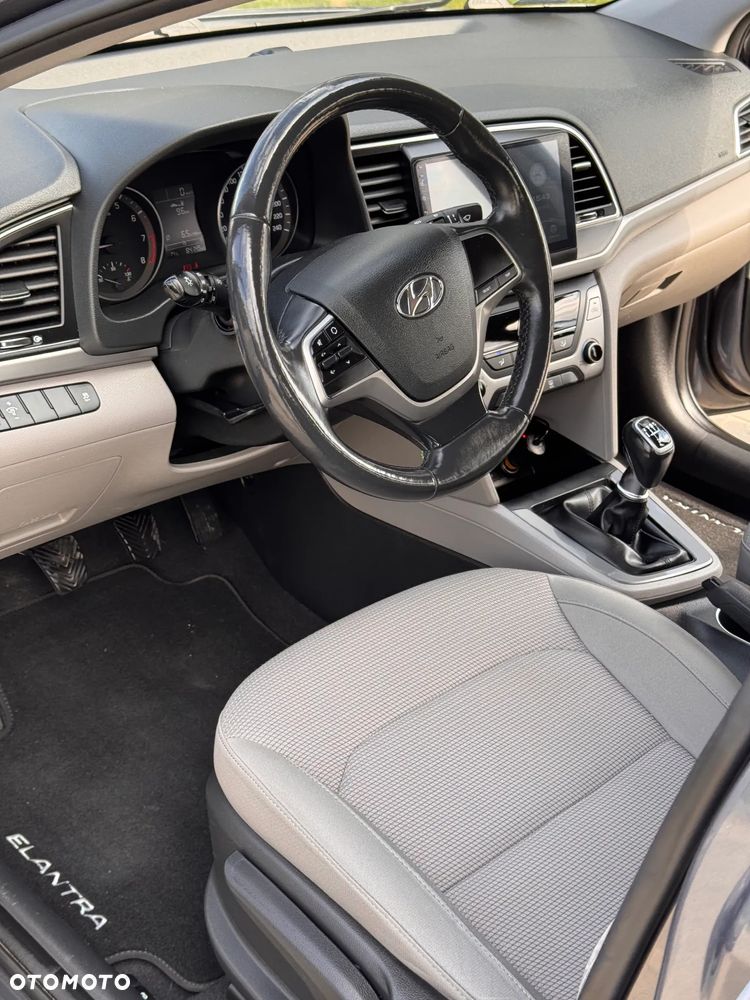 Hyundai Elantra - 9