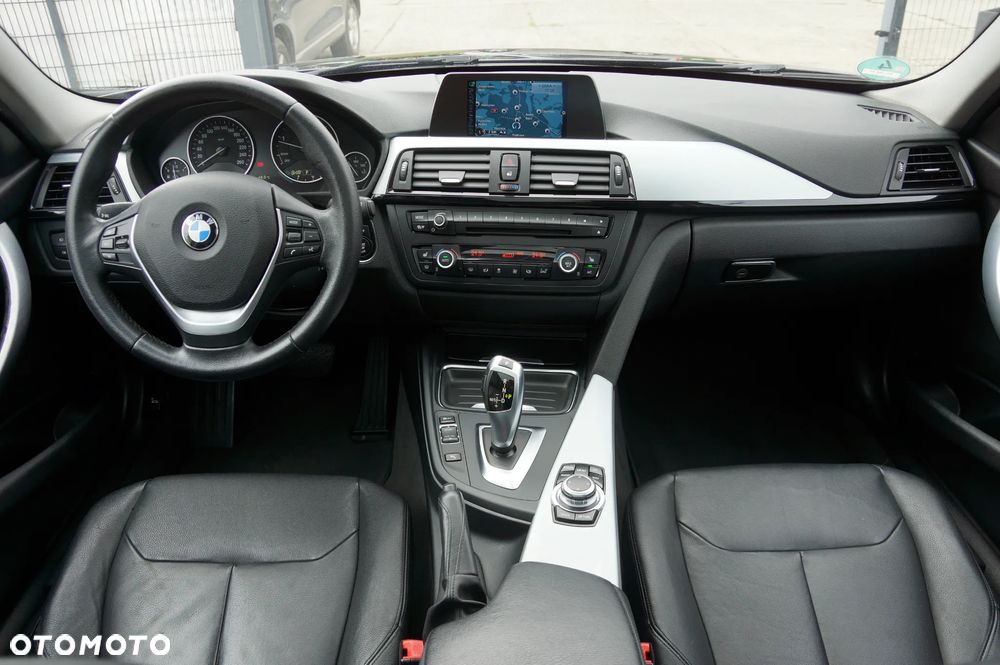 BMW Seria 3 320d Touring xDrive - 11