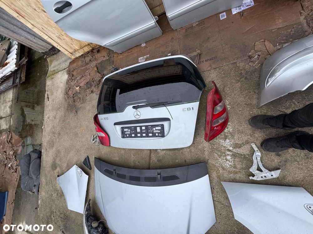 Mercedes a klasa w169 kolor srebrny 761 lampy przód prawa lewa przednie tylnie tył maska błotnik prawy lewy podszybie dysze spryskiwacza osłona plastik na masce wlot maski lampy tył drzwi prawe lewe przednie tylnie pas przedni chłodnice podszybie zderzak przód przedni progi - 7