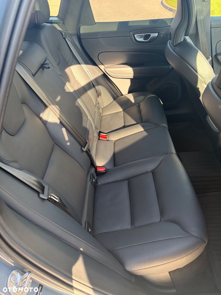 Volvo XC 60 B5 B AWD Plus Dark - 20