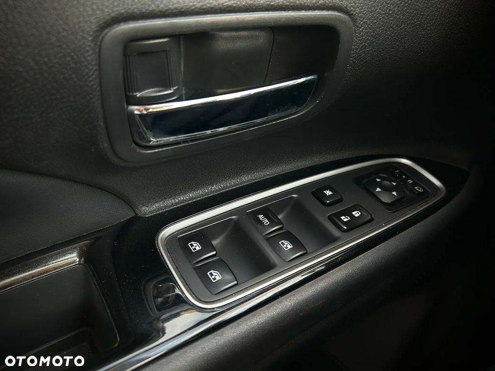 Mitsubishi Outlander Instyle NAVI + - 21