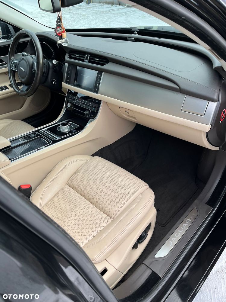 Jaguar XF 20d Prestige - 12