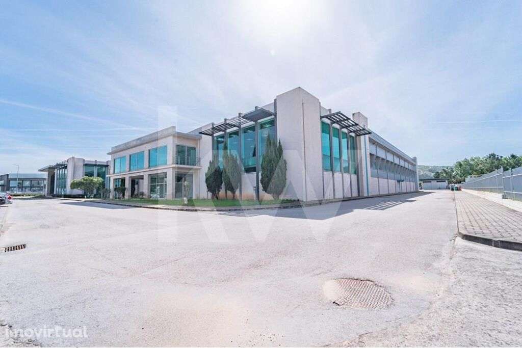Pavilhão Industrial e Edifício de Escritórios , Porto de Mós - Grande imagem: 4/51