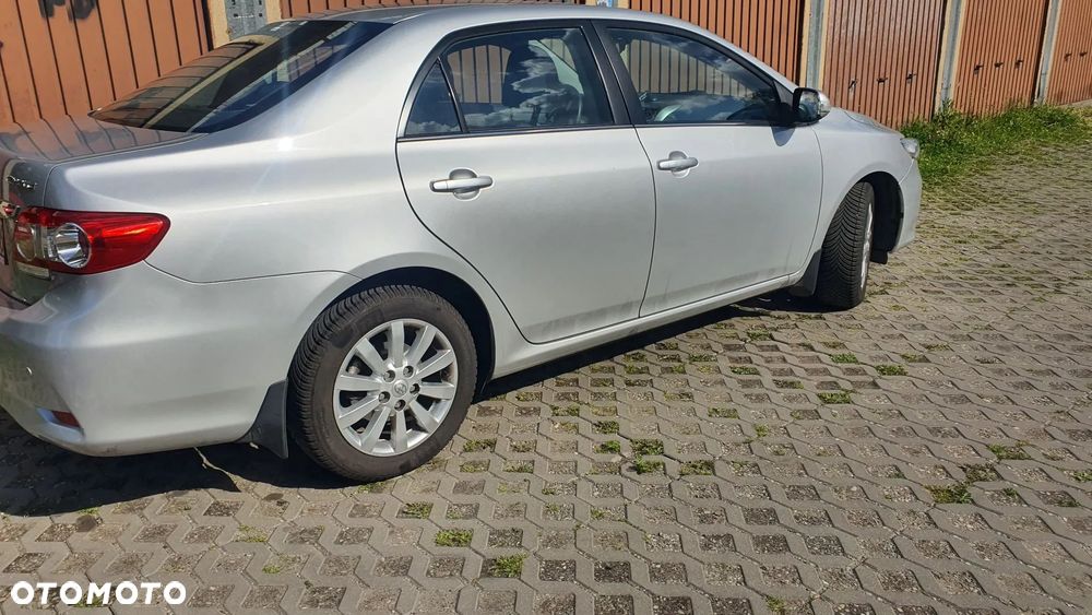 Toyota Corolla 1.6 Premium + - 12