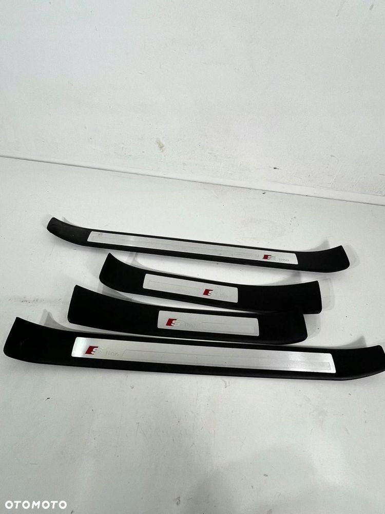 8E0 853 374 B Zestaw nakładek progowych Audi A4 S4 B7 8E 8H KOMPLET - 8