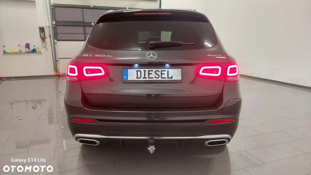 Mercedes-Benz GLC 300 de 4Matic 9G-TRONIC AMG Line Plus - 9